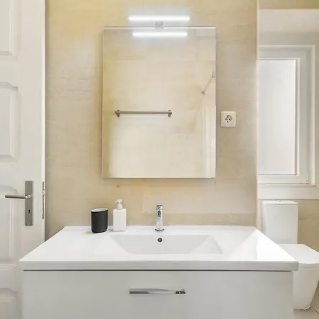 Whome Mid-term Marvel: Your Away From 公寓 *